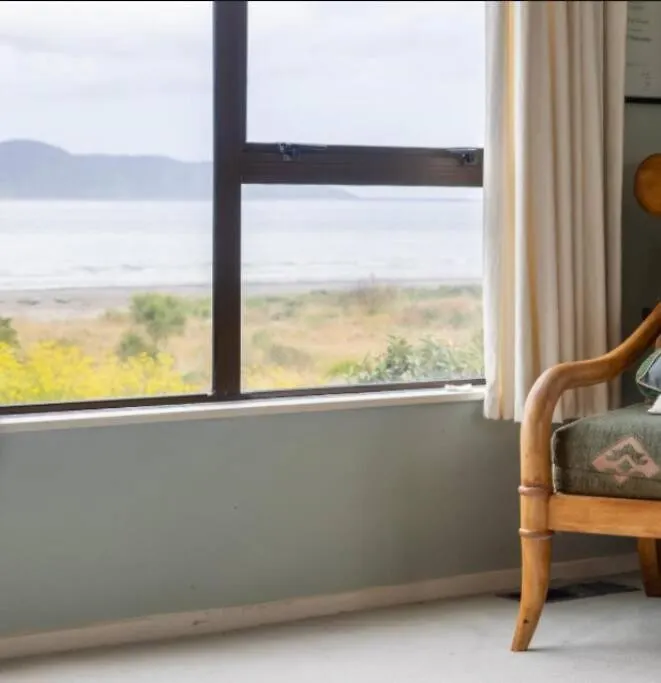 Holiday home Sandwalk - Big, Bold, Beachfront Paraparaumu