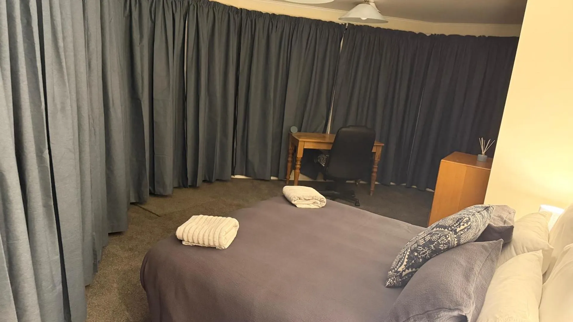 Holiday home Sandwalk - Big, Bold, Beachfront Paraparaumu